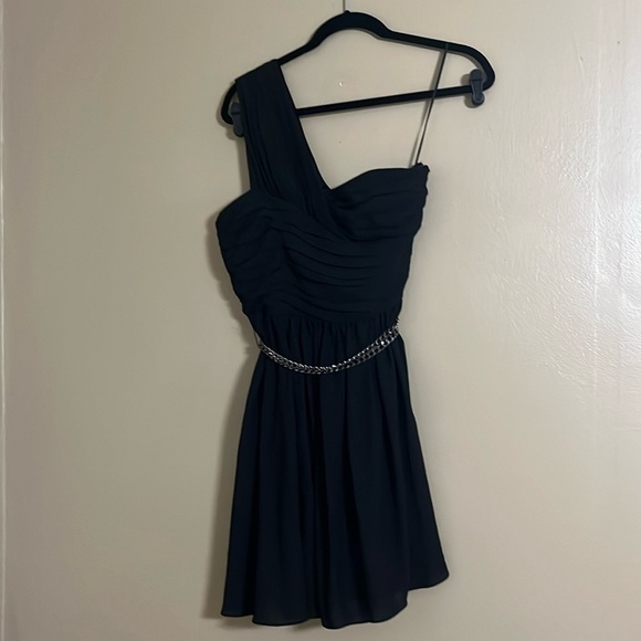 Express Black Chiffon Flowy Party Pleated Dress with Chain Belt Sz 6 - Picture 1 of 5